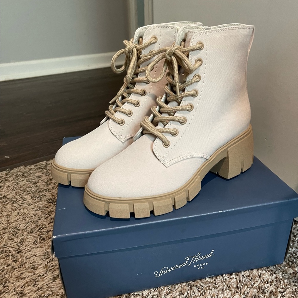 Universal Thread Kolbi boots